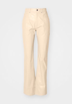 Pantaloni a zampa d'elefante in faux leather beige con una texture liscia, dotati di tasche frontali, chiusura con bottone e una leggera finitura lucida.