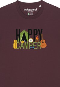 Bordeaux T-shirt met "HAPPY CAMPER" in zwarte en groene letters, met campinggraphics waaronder een tent, gitaar, kompas en lantaarn.