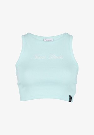 Top court côtelé bleu clair avec un col rond. Présente un texte "Kari Studio" brodé en blanc et une petite étiquette logo noire sur le côté.