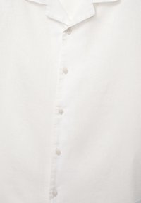 Witte linnen blouse met knopen, voorzien van een kraag en zes knopen aan de voorkant, gemaakt van een zachte, gestructureerde stof. Geen patronen of accenten zichtbaar.