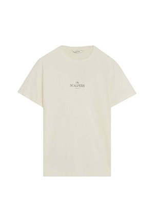 Camiseta de manga corta color blanco roto con cuello redondo y el logo "The Scalpers" impreso en texto negro pequeño en el centro del pecho.