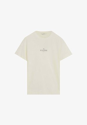 Camiseta de manga corta color blanco roto con cuello redondo y el logo "The Scalpers" impreso en texto negro pequeño en el centro del pecho.