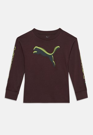 Тъмнокафява риза с дълъг ръкав с голям зелен и черен лого на Puma на гърдите и зелен текст по двата ръкава.