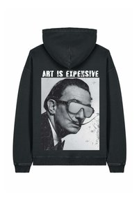 Felpa nera con cappuccio con stampa grafica di un uomo con occhiali da sole e testo "L'ARTE È COSTOSA" in carattere bianco usurato. Tessuto morbido, design casual.
