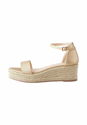Beige Espadrille-Wedge-Sandale mit einem strukturierten synthetischen Obermaterial, breitem Vorderriemen, Knöchelriemen mit Schnalle und juteüberzogenem Wedge-Absatz.