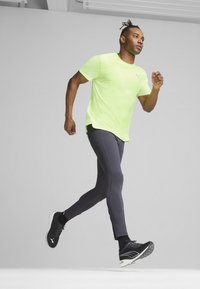 Puma RUN CLOUDSPUN TEE - T-Shirt sport - fizzy apple