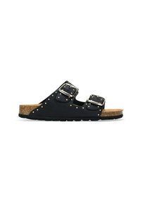 Sandalia deslizante negra de dos hebillas con tachuelas doradas, plantilla de corcho y suela de goma negra texturizada. Diseño abierto para ventilación y comodidad.