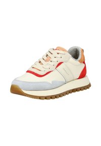 Sportliche Schuhe mit einem Obermaterial aus cremefarbenem Leder, roten und orangefarbenen Akzenten, grauen Wildlederdetails und einer strukturierten Gummisohle. Schnürdesign.