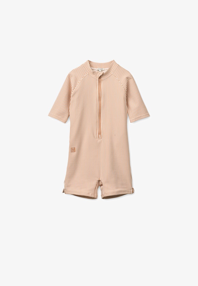 Ριγέ ολόσωμο σορτς με κοντά μανίκια σε ανοιχτό πορτοκαλί και μπεζ. Διαθέτει φερμουάρ στο μπροστινό μέρος και μια μικρή ετικέτα με λογότυπο στο πλάι. Μαλακό, ελαστικό ύφασμα.