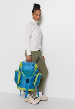 Blauer und grüner Wanderrucksack mit verstellbaren Trägern, mehreren Taschen und einer strukturierten Oberfläche. Markenlogo auf der Vorderseite abgebildet.