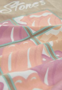 Gemusterter Stoff in sanften Pastellfarben von Pfirsich, Rosa und Lavendel. Das Design umfasst abstrakte Formen mit türkisfarbenen Akzenten.