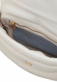 Crème leren handtas open om de beige voering te tonen, een ritsvak met gouden rits, en een grijs insteekvak.