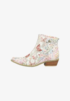 Weißer Stiefelette bis zum Knöchel mit niedrigem Holzabsatz, verziert mit rotem Schmetterling und mehrfarbigem Blumenmuster mit Spitzenüberzug und dekorativem Knopf.