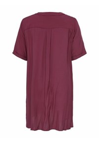 Abito maroon, a maniche corte, dalla vestibilità ampia con dettaglio di piega sul retro e superficie liscia. Presenta un design classico con colletto a camicia.