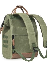 Zaino in tela verde con una finitura texture; presenta dettagli in pelle marrone, spallacci regolabili e una tasca con zip sul lato.
