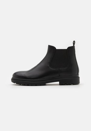 Bottines en cuir noir avec panneaux latéraux élastiques, languette de traction et semelle en caoutchouc texturée ; design élégant avec finition lisse.