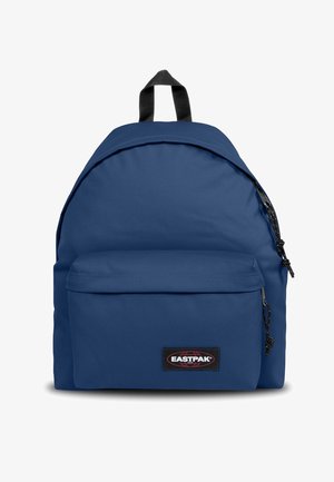 Mochila Eastpak azul con un bolsillo frontal con cremallera, asa negra y tiradores de cremallera negros sobre fondo blanco.