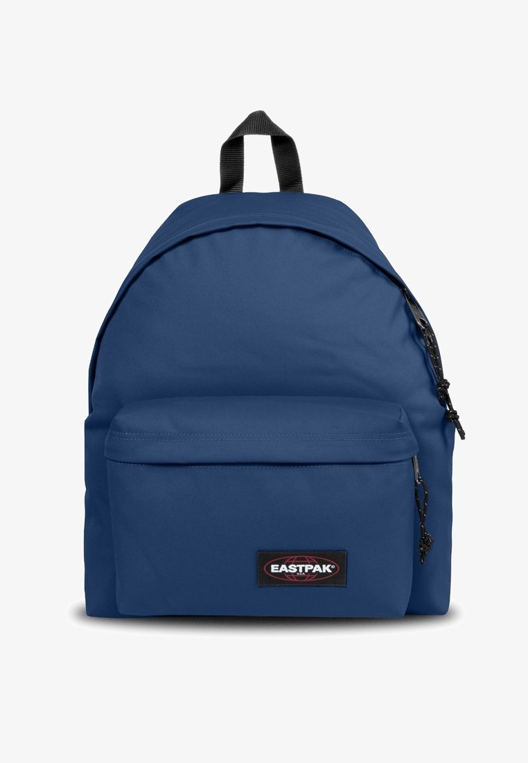 Sac à dos Eastpak bleu avec une poche zippée à l'avant, une poignée noire et des tirettes de fermeture éclair noires sur fond blanc.