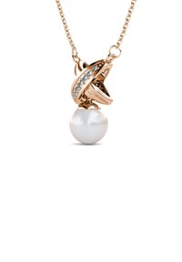 Collana pendente in oro rosa con design intrecciato, caratterizzata da una centrale perla bianca e accentuata da piccoli cristalli trasparenti.