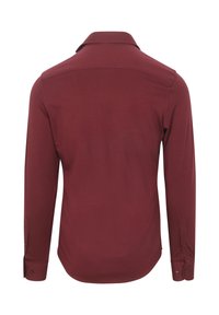 Langarmige kastanjebruine shirt, gemaakt van zachte stof, met een klassieke kraag, knoopmanchetten en een getailleerde pasvorm. Eenvoudig ontwerp, geen patronen.