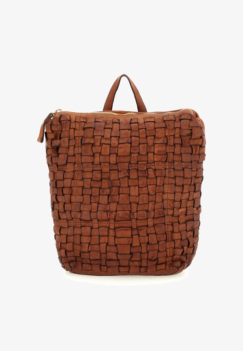 Zaino in pelle intrecciata marrone a forma rettangolare, con manico superiore, chiusura con cerniera e superficie strutturata con un motivo a griglia.