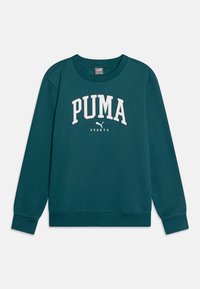 Sudadera de cuello redondo en color verde azulado, confeccionada en una tela suave. Presenta el logo blanco de "PUMA" y el texto "SPORTS". Puños y dobladillo acanalados para un ajuste ajustado.