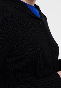 QS Strickjacke - black