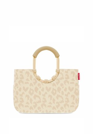 Beige handtas met lichte luipaardprint, afgeronde handvatten omwikkeld met stof, en een klein rood label aan de zijkant.