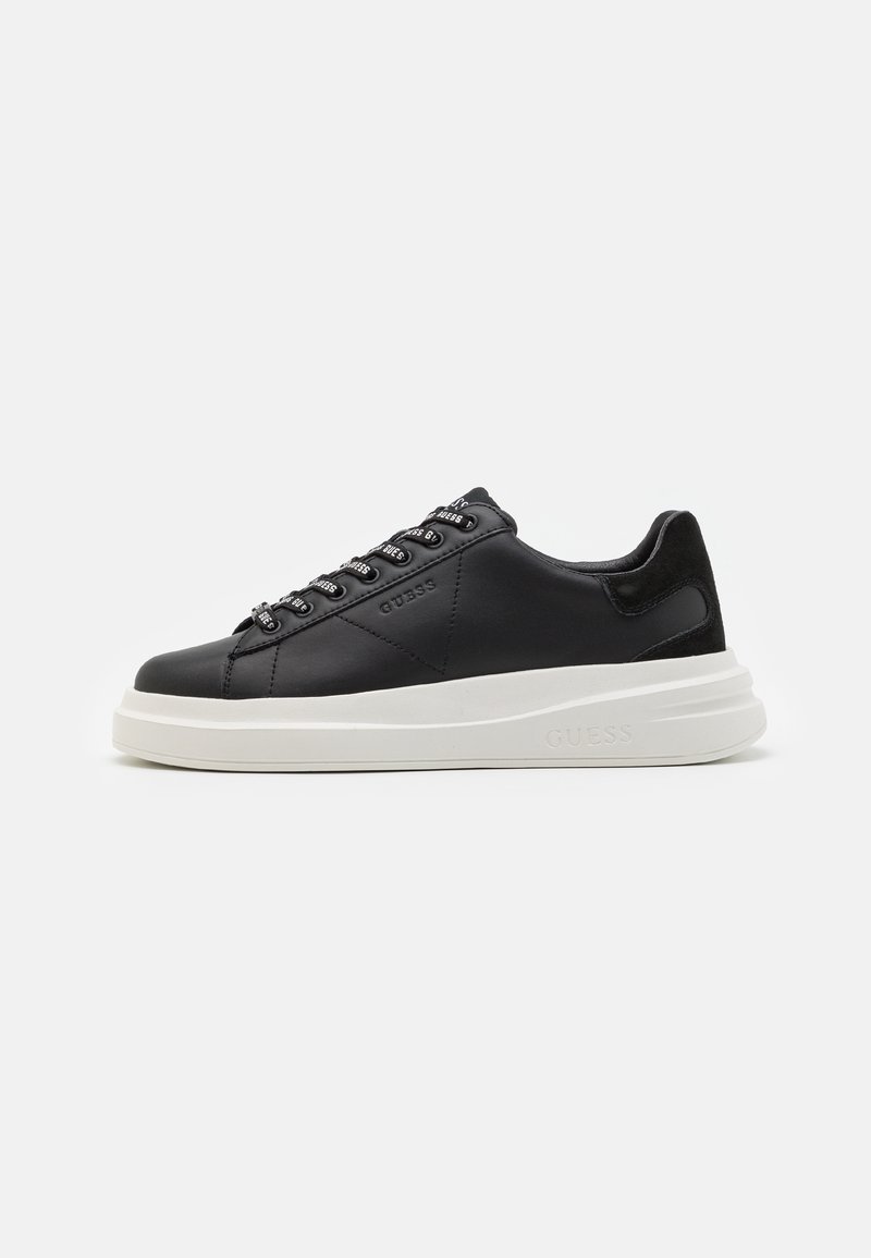 Schwarze Leder-Sneaker mit gummierter, weißer Sohle, abgerundetem Zehenbereich, sechs Ösen für die Schnürsenkel und dezentem Branding an der Seite.