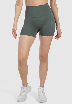  Hoogwaardige, olijfgroene shorts met een hoge taille, gemaakt van rekbaar materiaal. Voorzien van platte naden en een zijzak voor gemak. Geschikt voor sportieve kleding.