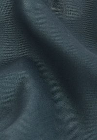 Tkanină de un albastru închis, cu o textură netedă, având un model discret de țesătură strânsă și falduri drapate, oferind un aspect moale și fluid.