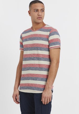 Stripete kortermet t-skjorte i beige, rød og marineblå. Har rund hals og avslappet passform. Glatt stoff med kontrasterende striper.