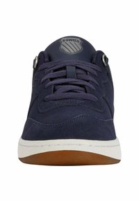 Baskets en suede bleu marine avec un bout rond, des lacets et une semelle en caoutchouc. Comprend un logo sur la languette et des œillets pour le style.
