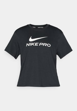 Črna kratka majica Nike Pro s kratkimi rokavi, z izrazitim belim logotipom na sredini, izdelana iz gladkega, zračnega materiala.