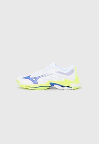 Zapatilla deportiva blanca con parte superior de malla, detalles en azul y verde lima, diseño ondulado en la suela y cordones planos. Construcción texturizada y ligera.