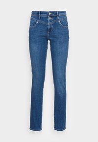 Jeans de ganga azuis com corte de perna reta, cinco bolsos e fecho com botão. Costuras visíveis e detalhes de hardware mínimos.