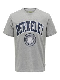Šedé bavlnené tričko s krátkymi rukávmi. Na prednej strane je výrazný nápis "BERKELEY" v námorníckej modrej farbe a v strede sa nachádza kruhová nášivka s detailným dizajnom.