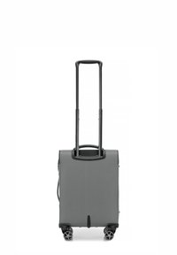 Grau rollender Koffer mit strukturierter Oberfläche, einem ausziehbaren schwarzen Griff, vier Drehrollen und einer schlanken rechteckigen Form.