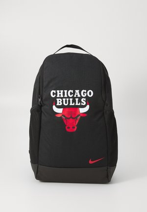 Zaino nero realizzato in tessuto testurizzato, con logo rosso dei Chicago Bulls e lettere bianche. Include una tasca laterale in rete e il logo Nike.