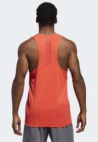 Rotes sportliches Tanktop mit Racerback-Design, strukturiertem Stoff und drei vertikalen Streifen auf dem oberen Rücken.