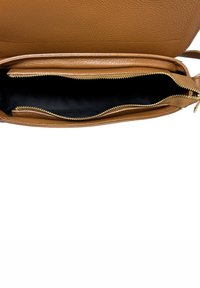 Borsa aperta in pelle color cuoio con interno foderato nero e cerniera dorata, che mette in risalto la trama e i dettagli del design.