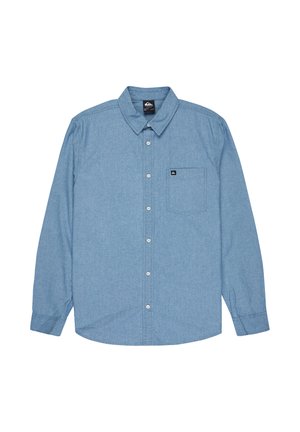 Hellblaues, langärmeliges Hemd mit Knöpfen, Kragen und Brusttasche, die ein kleines schwarzes Logoschild trägt.