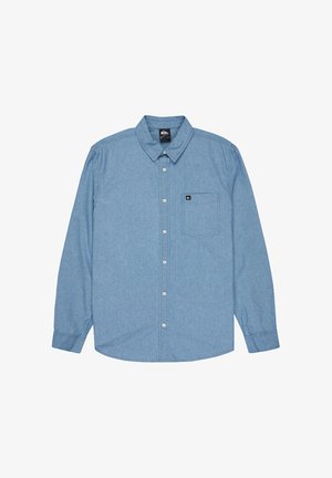 Lichtblauw overhemd met lange mouwen, knopen, kraag en een borstzak met een klein zwart logolabel.