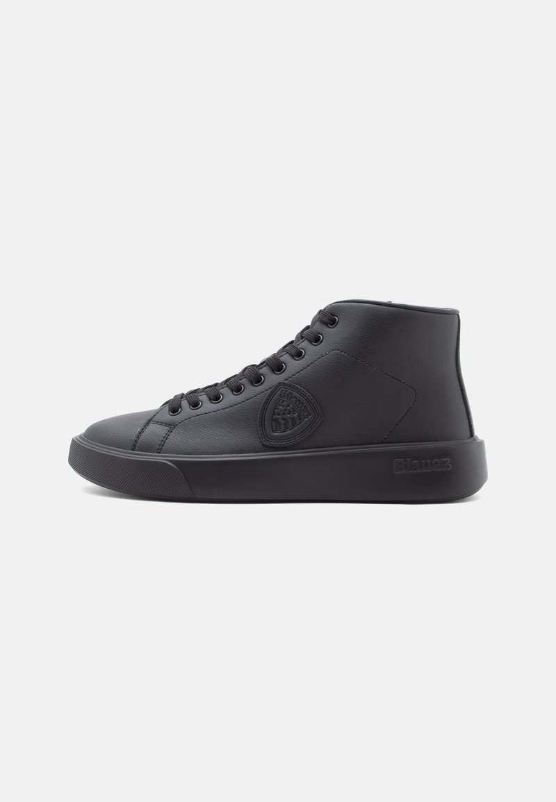 Zapatilla alta negra de piel suave con puntera redonda, cordones planos, cuello acolchado y suela de goma con logo en relieve.
