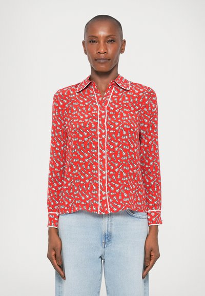 Rotes Langarmhemd mit einem weißen Leuchtturm-Muster, ausgestattet mit einem Button-Down-Kragen und kontrastierendem weißen Piping entlang der Kanten.