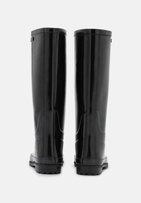Bottes noires en caoutchouc montantes avec une finition brillante, présentant une semelle texturée et de légères courbes le long de la tige pour un ajustement et un confort optimaux.