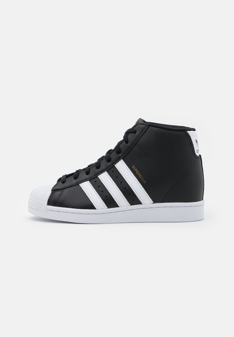 Czarne, wysokie sneakersy wykonane z materiału syntetycznego, z trzema białymi paskami, białą gumową podeszwą i teksturowanym czubkiem. Złoty detal z logo.