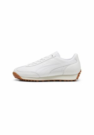 Biały niski sneaker z brązową gumową podeszwą, teksturowanym paskiem bocznym, wiązaniem na sznurówki oraz gładką skórzaną cholewką, pokazany od wewnętrznej strony.