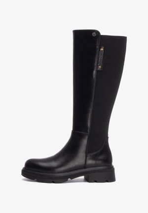 Stivali neri al ginocchio con pannelli in pelle e tessuto, punta arrotondata, suola testurizzata e dettaglio con marchio vicino alla parte superiore. Finitura liscia, design resistente.