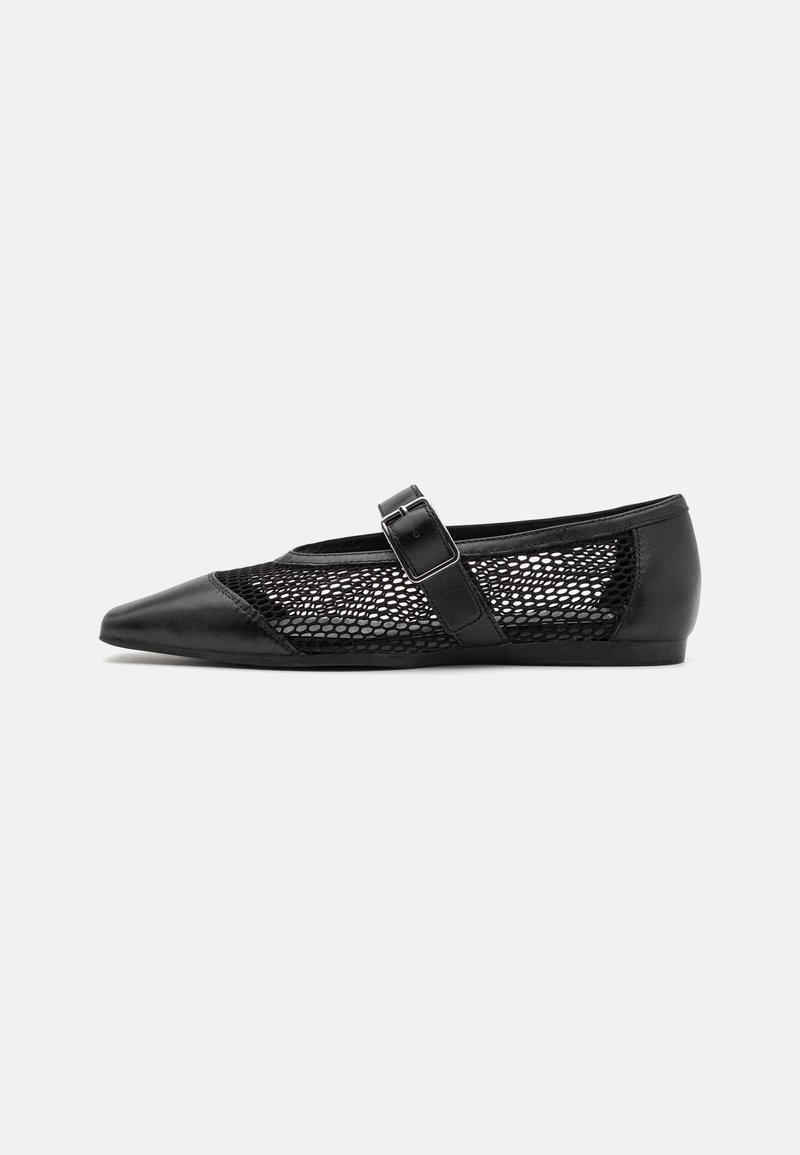 Ballerines noires avec un bout pointu, un panneau latéral en mesh et un accent de boucle sur la bride. Matière en cuir lisse et talon bas.